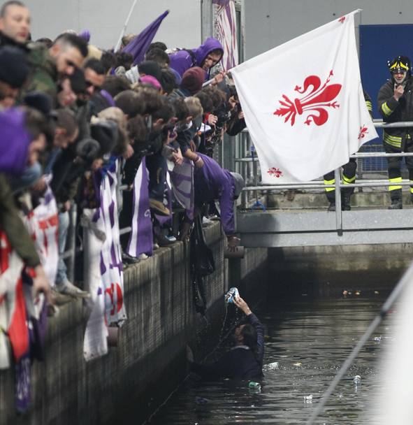 Sassuolo-Fiorentina termina con la vittoria del viola. Un tifoso toscano finisce nel fossato davanti alla curva alla fine della partita al Mapei Stadium di Reggio Emilia. Ansa